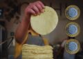 ¿Se dispara el precio de la tortilla? El choque entre tortilleros y gobierno ya encendió las alarmas